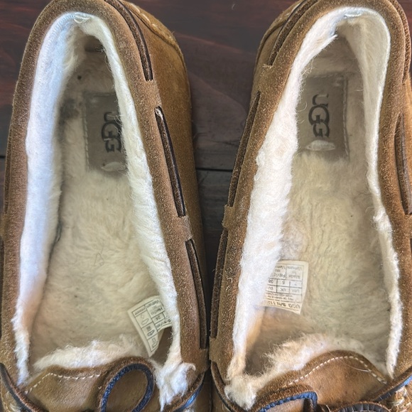 UGG Women's Brown Moccasin Slippers Size 7 - Picture 2 of 3